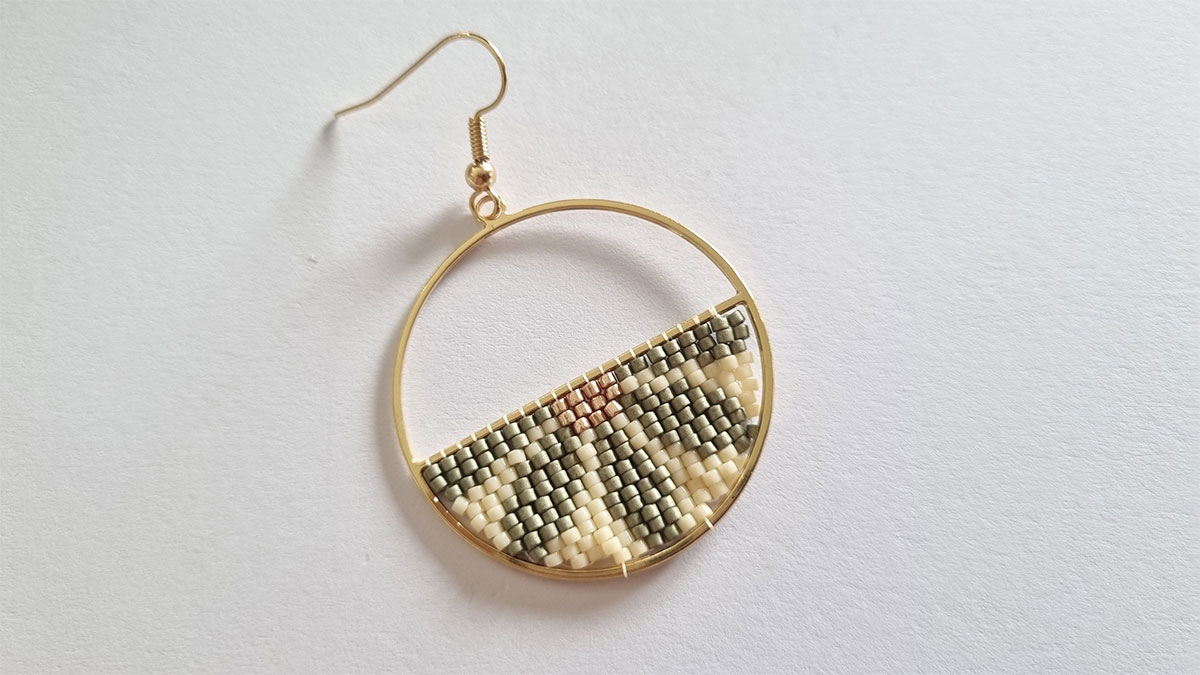 Boucles d'oreilles demi fleur en tissage : Etape 11