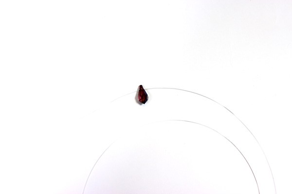 Collier fil transparent ras de cou -avec perle goutte PureCrystal : Etape 1