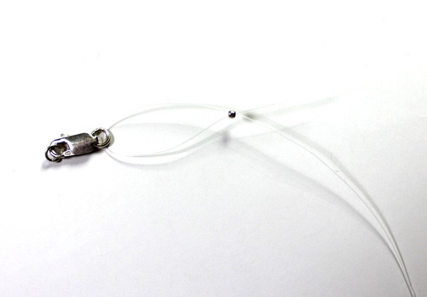 Collier fil transparent ras de cou avec perle goutte en cristal : Etape 2