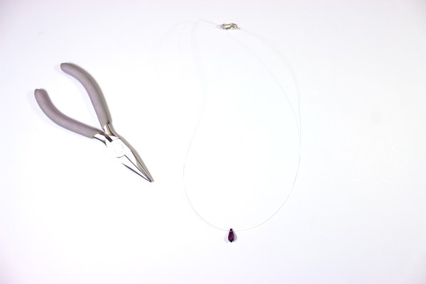 Collier fil transparent ras de cou -avec perle goutte PureCrystal : Etape 4