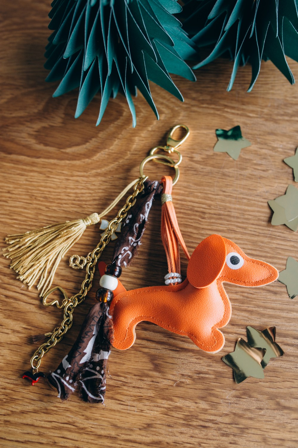 Bijou de sac avec pendentif teckel, pompons et bandana