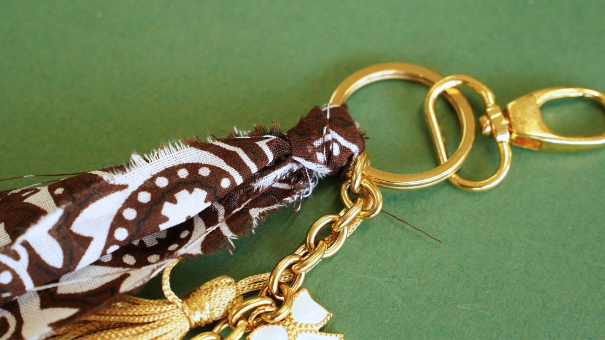 Bijou de sac avec pendentif teckel, pompons et bandana : Etape 7