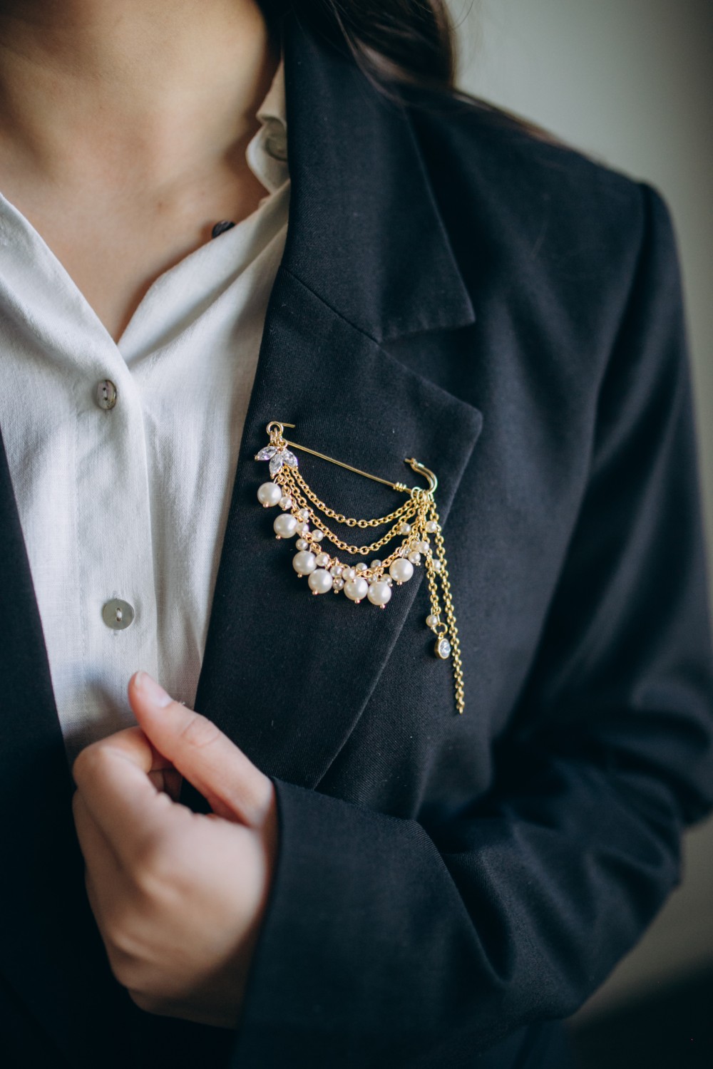 Broche à franges dorées et perles nacrées