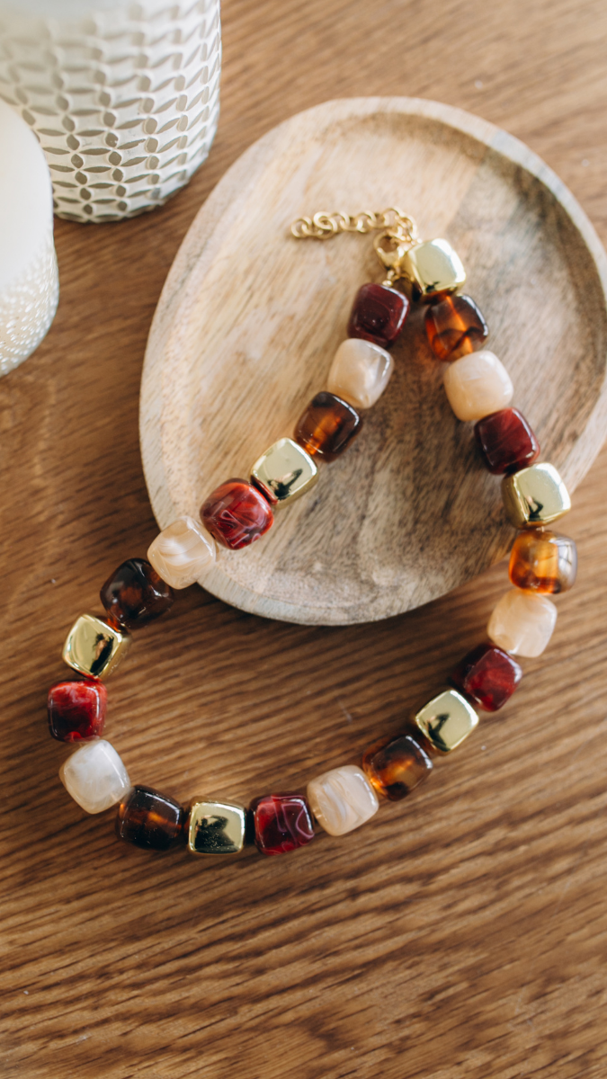 Collier perles cubes irrégulières en résine