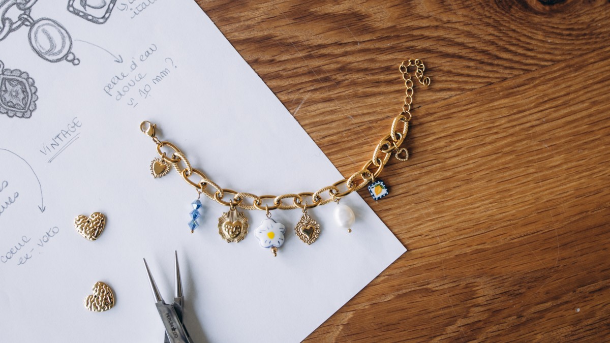 Bracelet charms DIY en acier inoxydable doré avec perles bleues et blanches