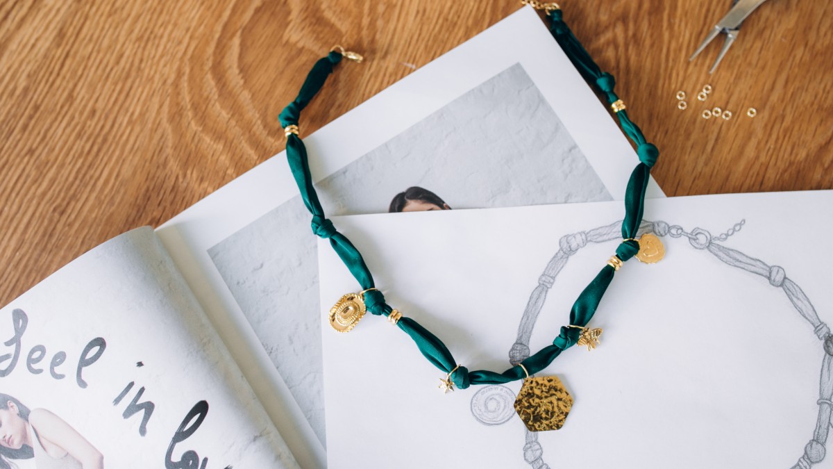 Tour de cou en tissu vert forêt avec breloques dorées