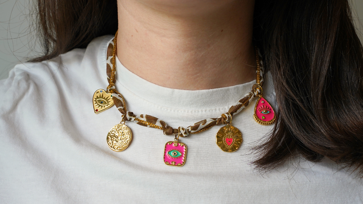 Schéma Ruban de soie motif vache et breloques dorées