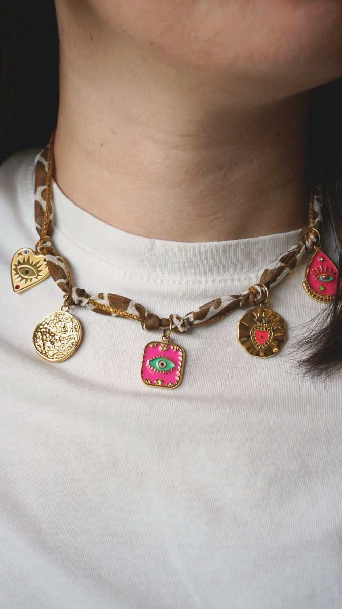 Ruban de soie motif vache et breloques dorées