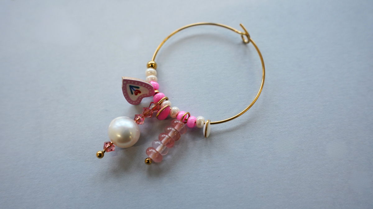 Créoles avec breloques cœurs et perles Preciosa : Etape 4