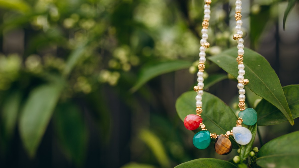Schéma Collier pendentifs en pierre gemme et perles nacrées Schéma Collier pendentifs en pierre gemme et perles nacrées