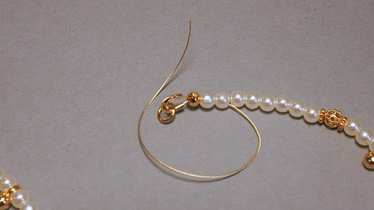 Collier pendentifs en pierre gemme et perles nacrées : Etape 5 Collier pendentifs en pierre gemme et perles nacrées : Etape 5