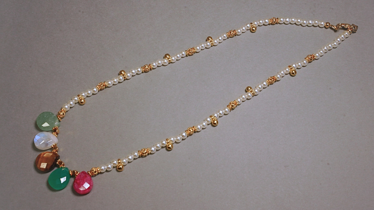 Collier pendentifs en pierre gemme et perles nacrées : Etape 6 Collier pendentifs en pierre gemme et perles nacrées : Etape 6