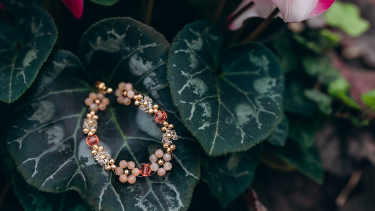 Bracelet fleur en pierre gemme et toupies Preciosa