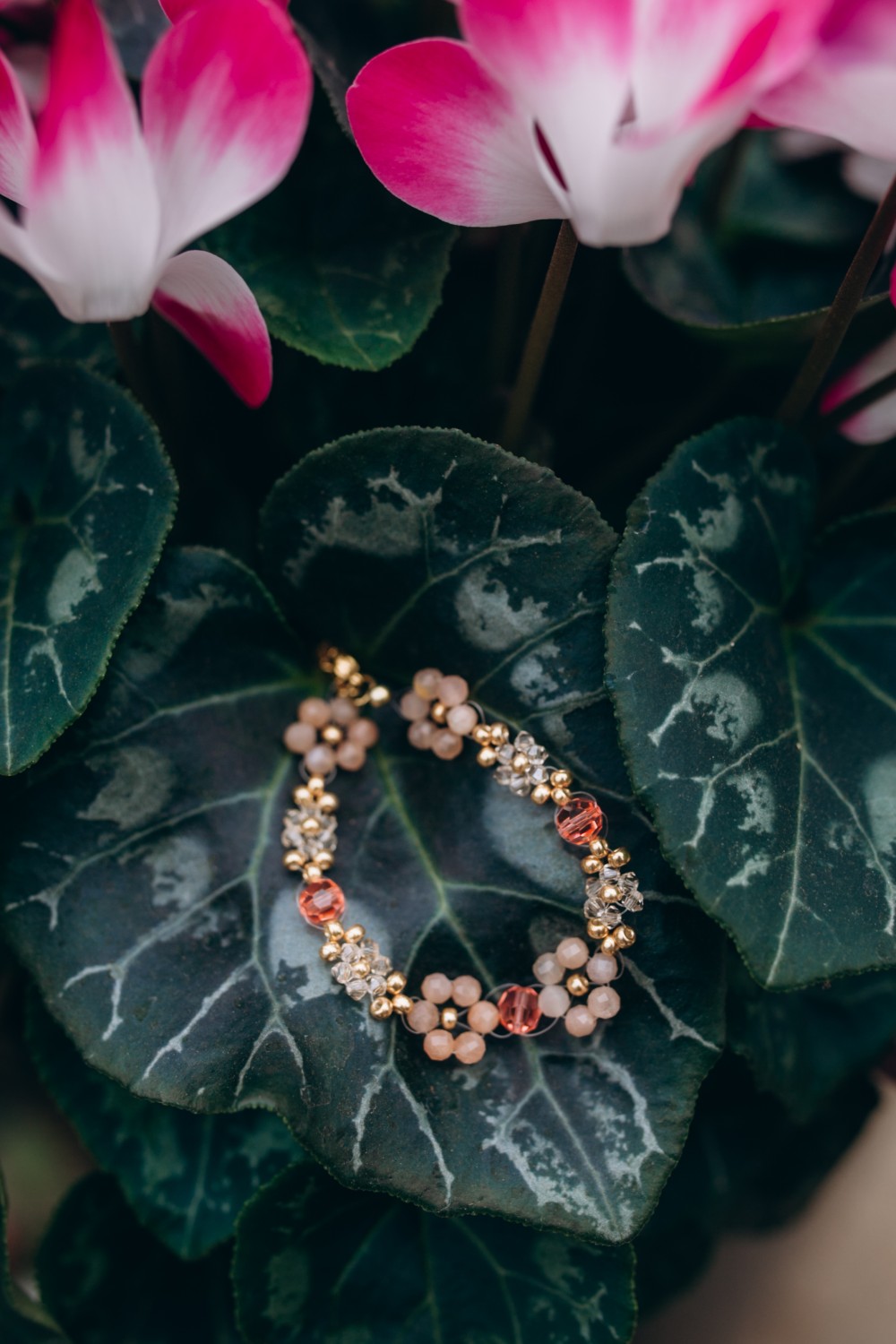 Schéma Bracelet fleur en pierre gemme et toupies Preciosa