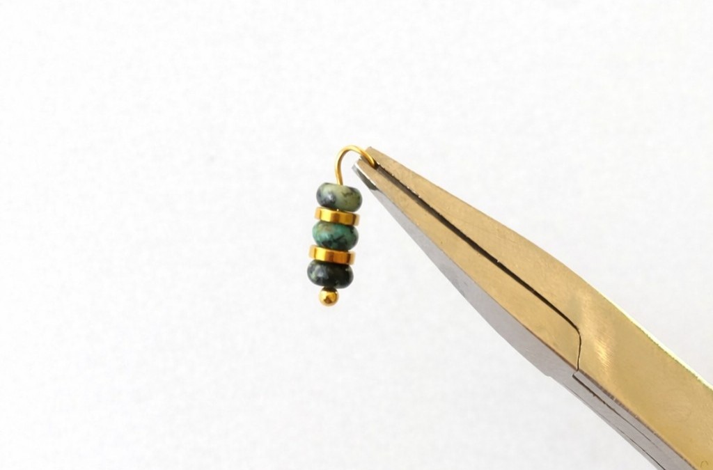 Boucles d'oreilles en acier inoxydable et breloques en pierres naturelles : Etape 1