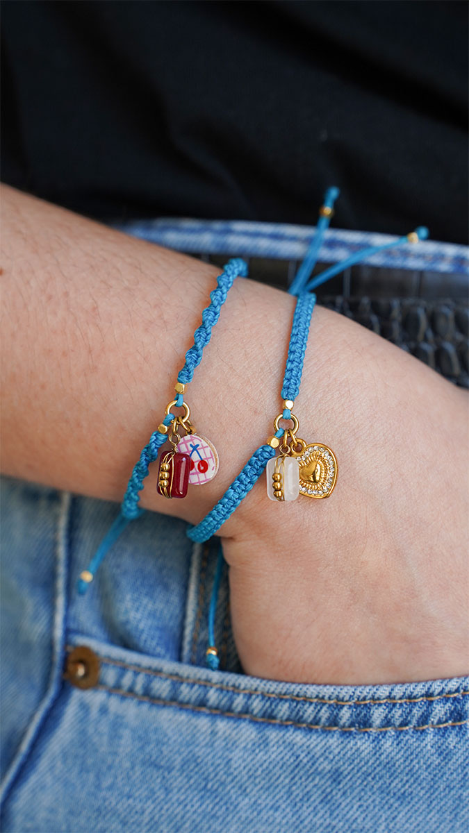 Bracelet micro macramé noeud plat et noeud spirale