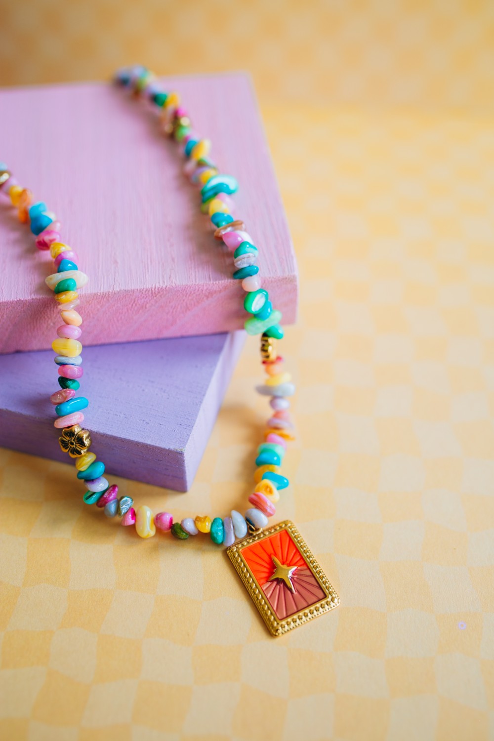 Schéma Collier perles mulitcolores et pendentif acier inox