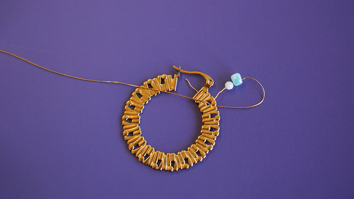 Créoles en perles de rocailles et pierres naturelles : Etape 2 Créoles en perles de rocailles et pierres naturelles : Etape 2