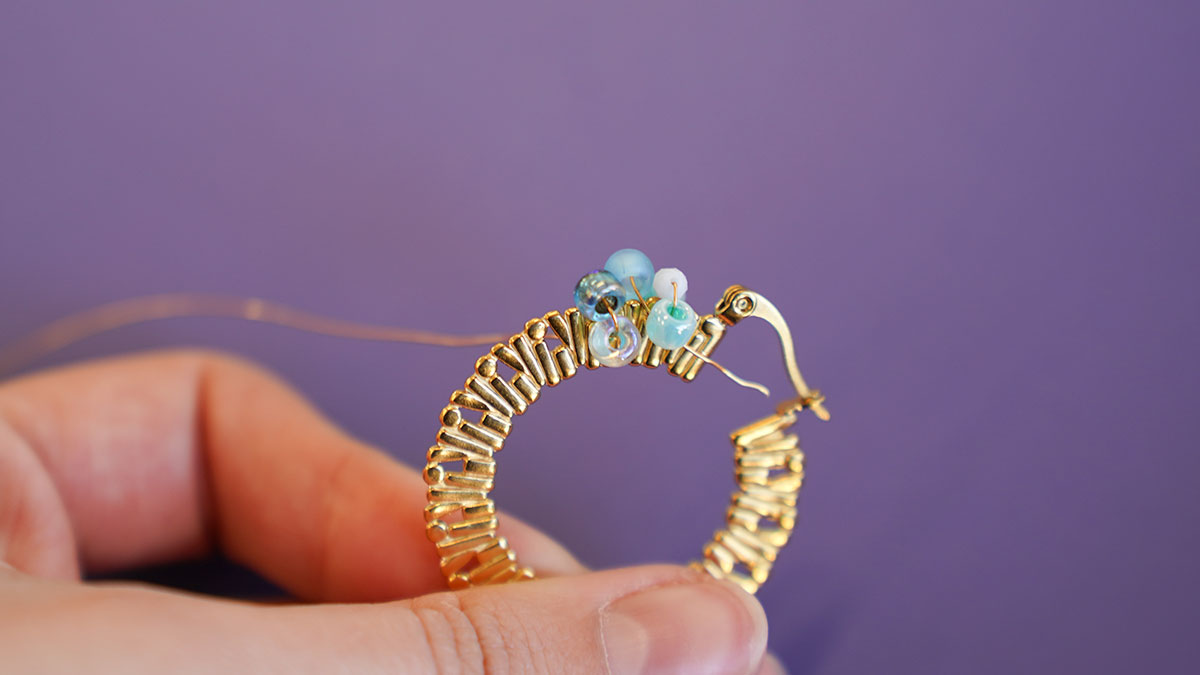 Créoles en perles de rocailles et pierres naturelles : Etape 5 Créoles en perles de rocailles et pierres naturelles : Etape 5