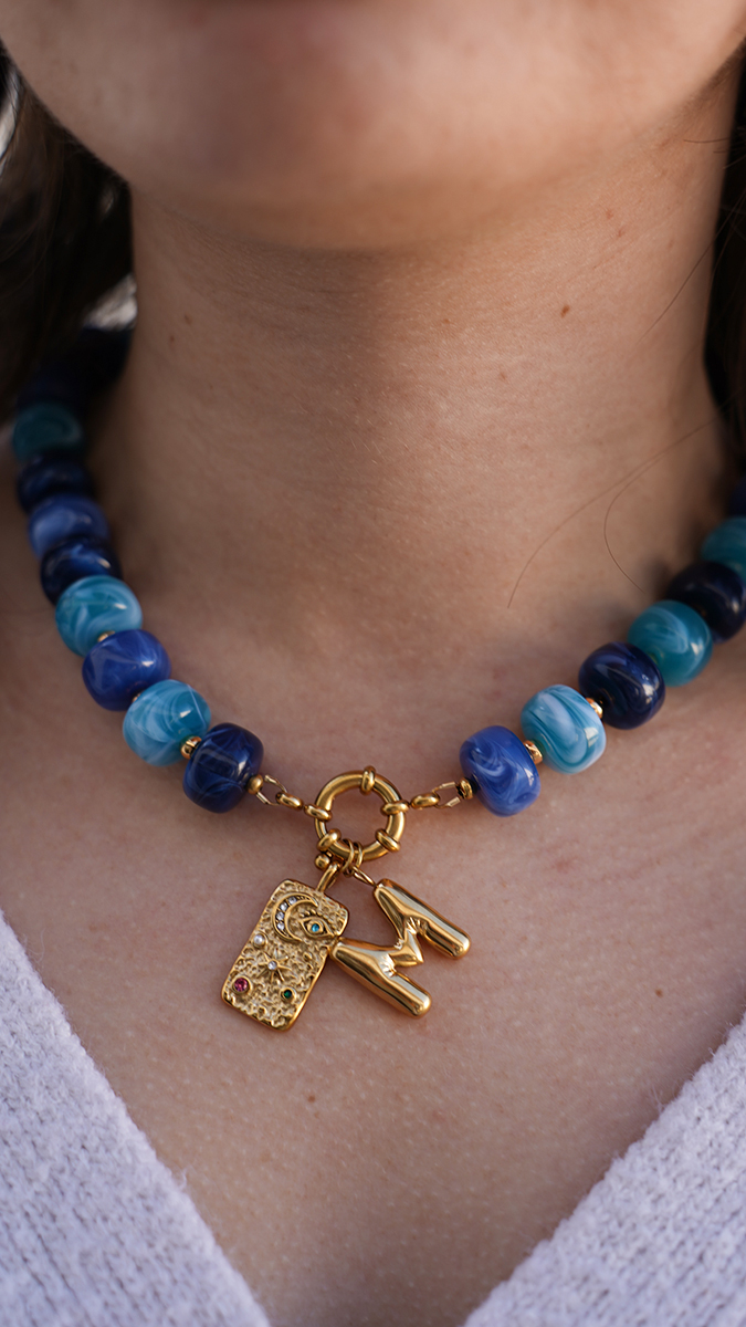 Schéma Collier grosses perles en acrylique colorées et pendentif lettre