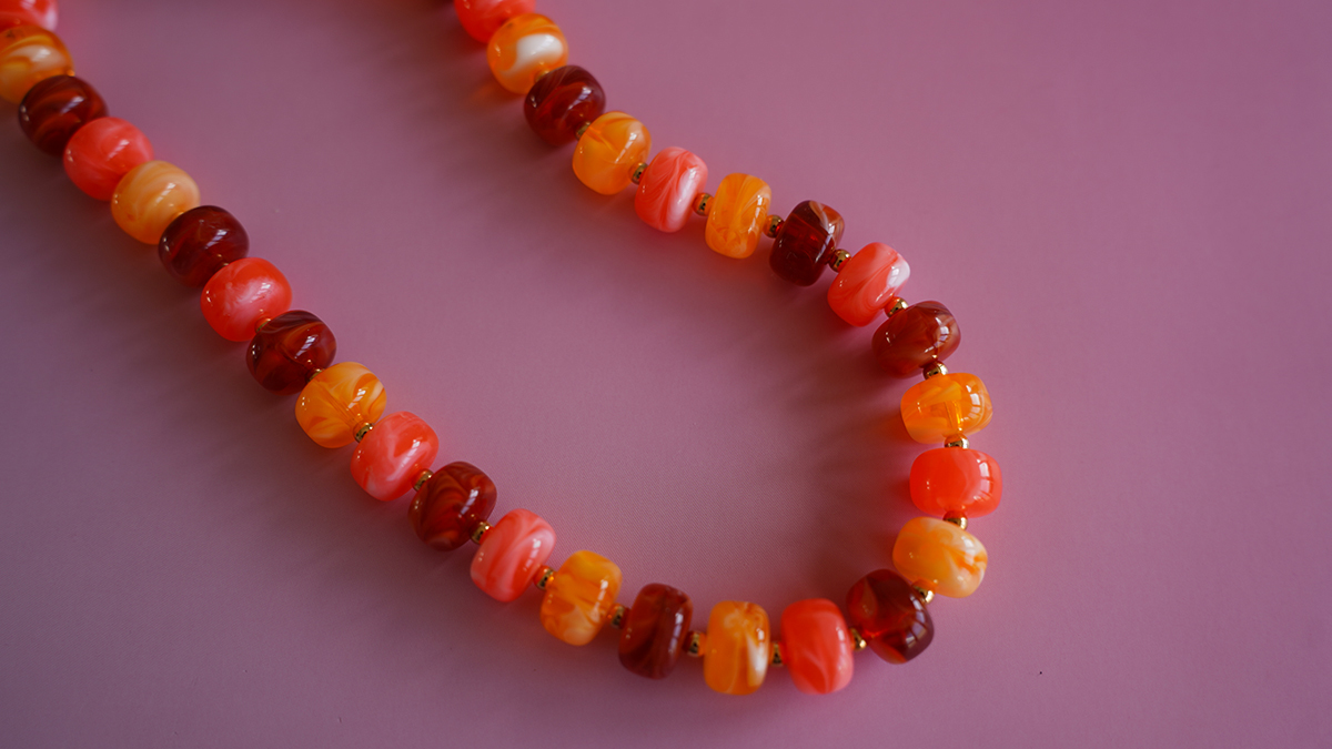 Collier grosses perles en acrylique colorées et pendentif lettre : Etape 1