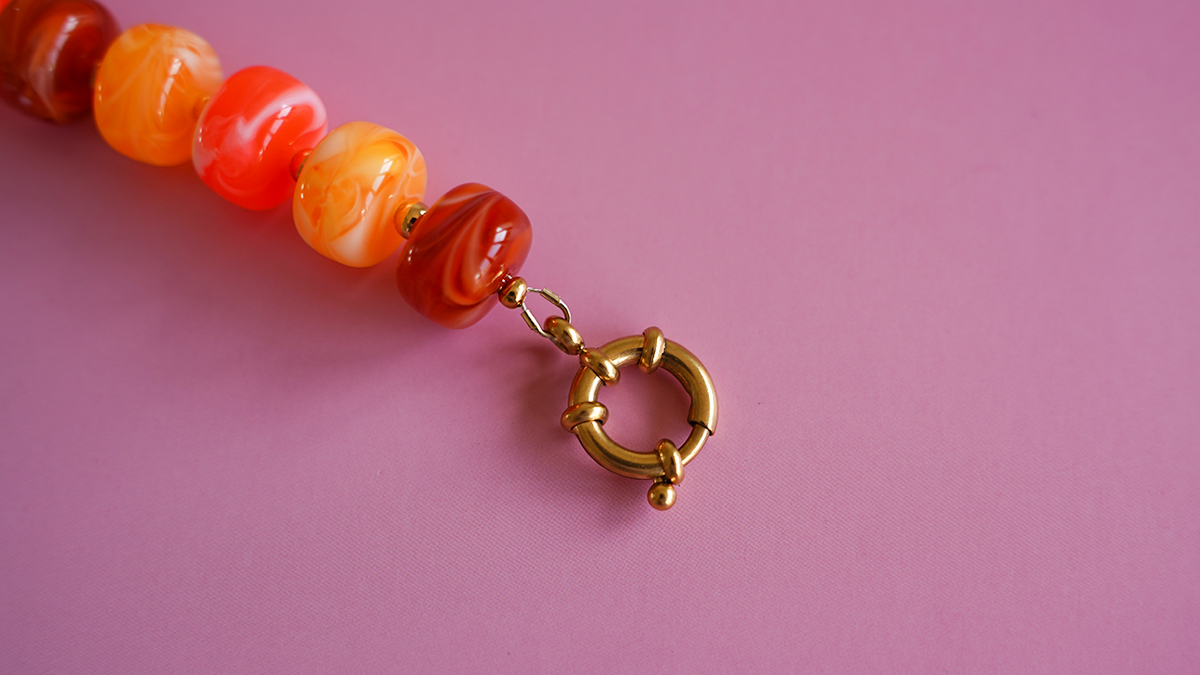 Collier grosses perles en acrylique colorées et pendentif lettre : Etape 3