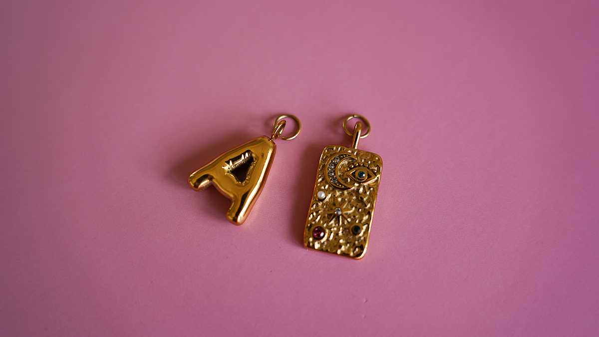 Collier grosses perles en acrylique colorées et pendentif lettre : Etape 4