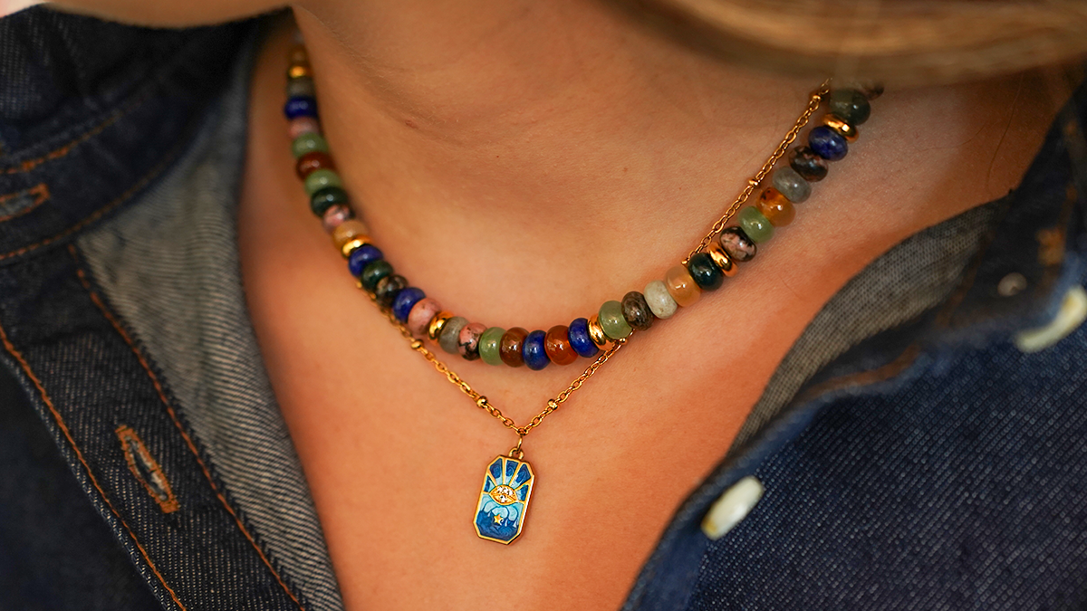 Collier double rang en perles gemmes et chaîne acier inoxydable doré avec pendentif