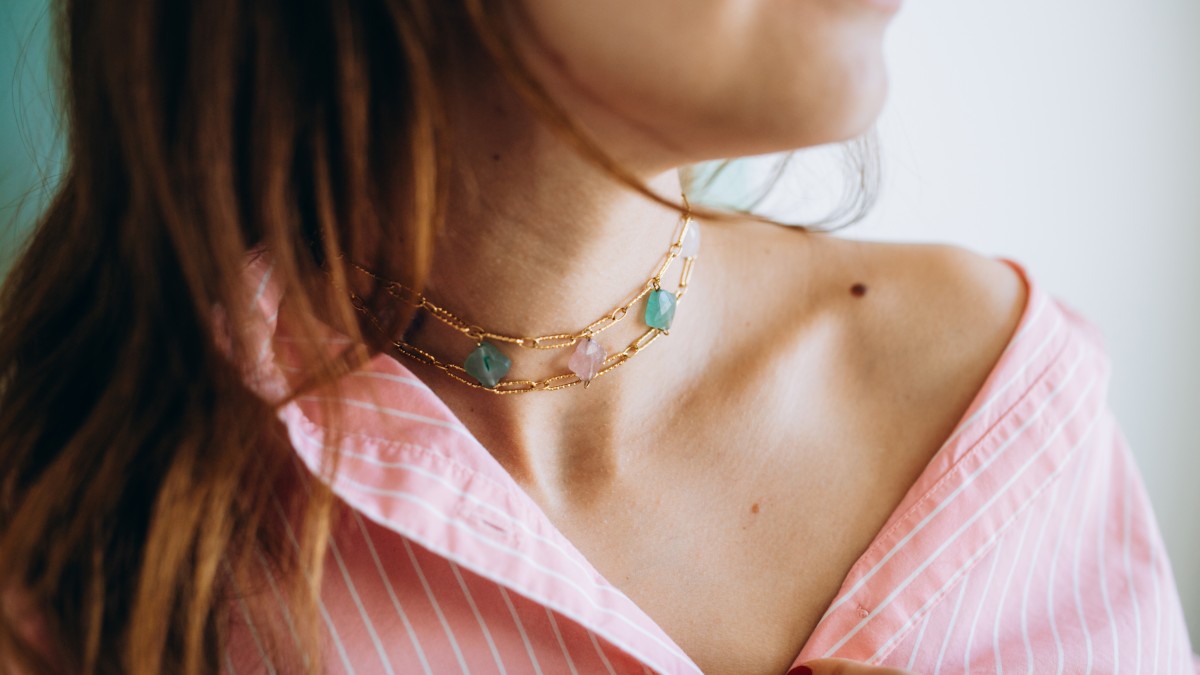 Collier double chaîne et perles trèfle en pierres naturelles