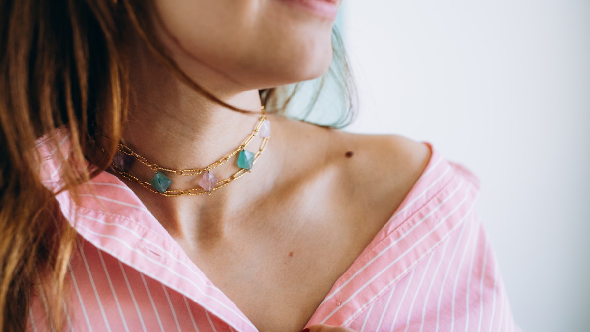 Schéma Collier double chaîne et perles trèfle en pierres naturelles