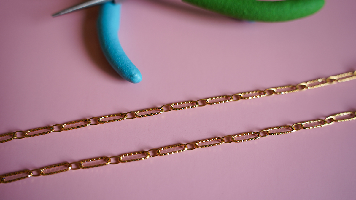 Collier double chaîne et perles trèfle en pierres naturelles : Etape 1