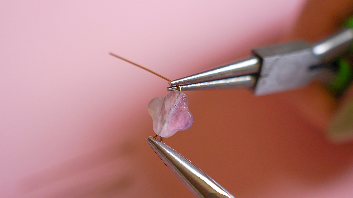 Collier double chaîne et perles trèfle en pierres naturelles : Etape 2