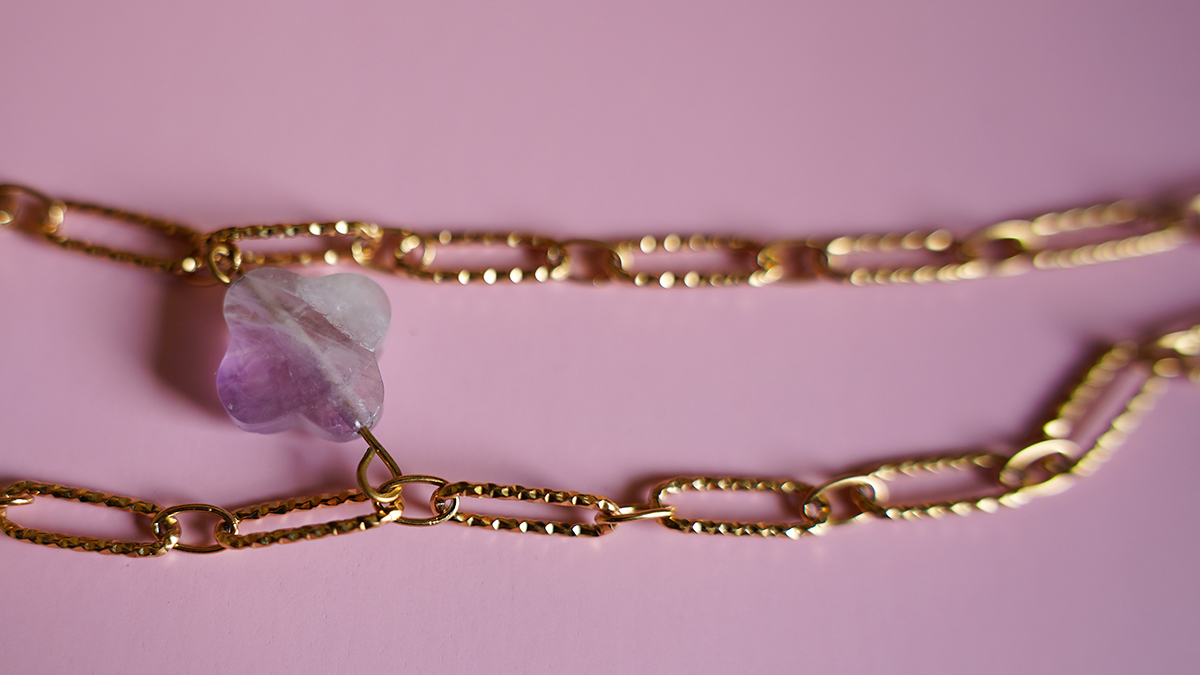 Collier double chaîne et perles trèfle en pierres naturelles : Etape 3