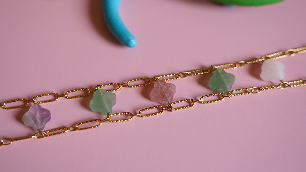 Collier double chaîne et perles trèfle en pierres naturelles : Etape 4