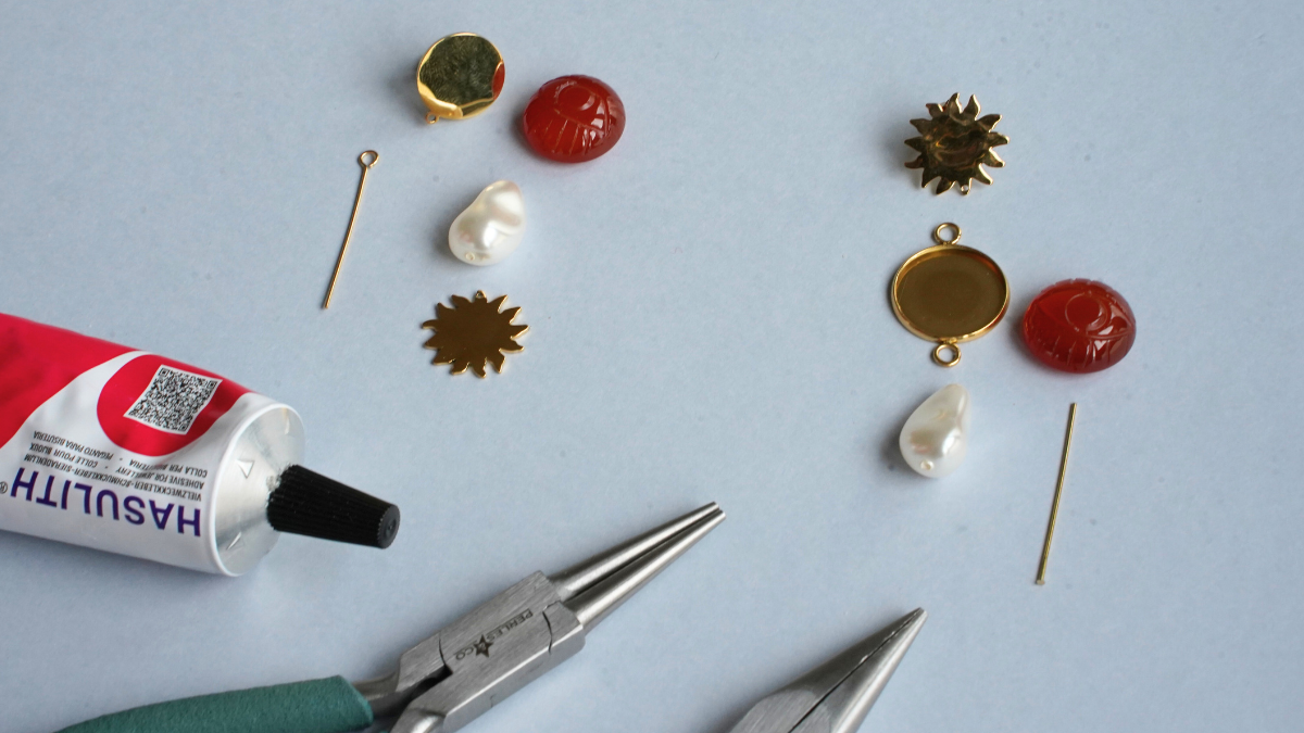 Boucles d'oreilles asymétriques en cornaline et nacrée Swarovski : Etape 1