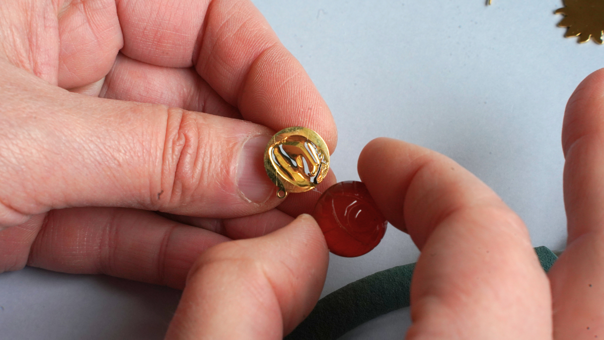 Boucles d'oreilles asymétriques en cornaline et nacrée Swarovski : Etape 2