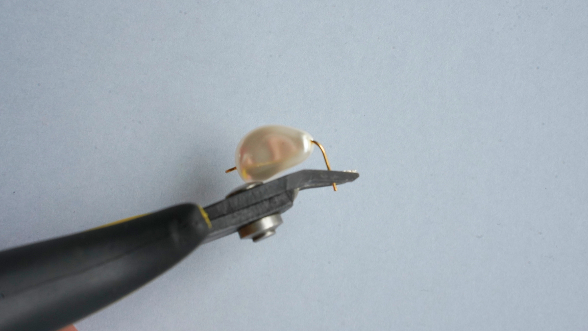 Boucles d'oreilles asymétriques en cornaline et nacrée Swarovski : Etape 3