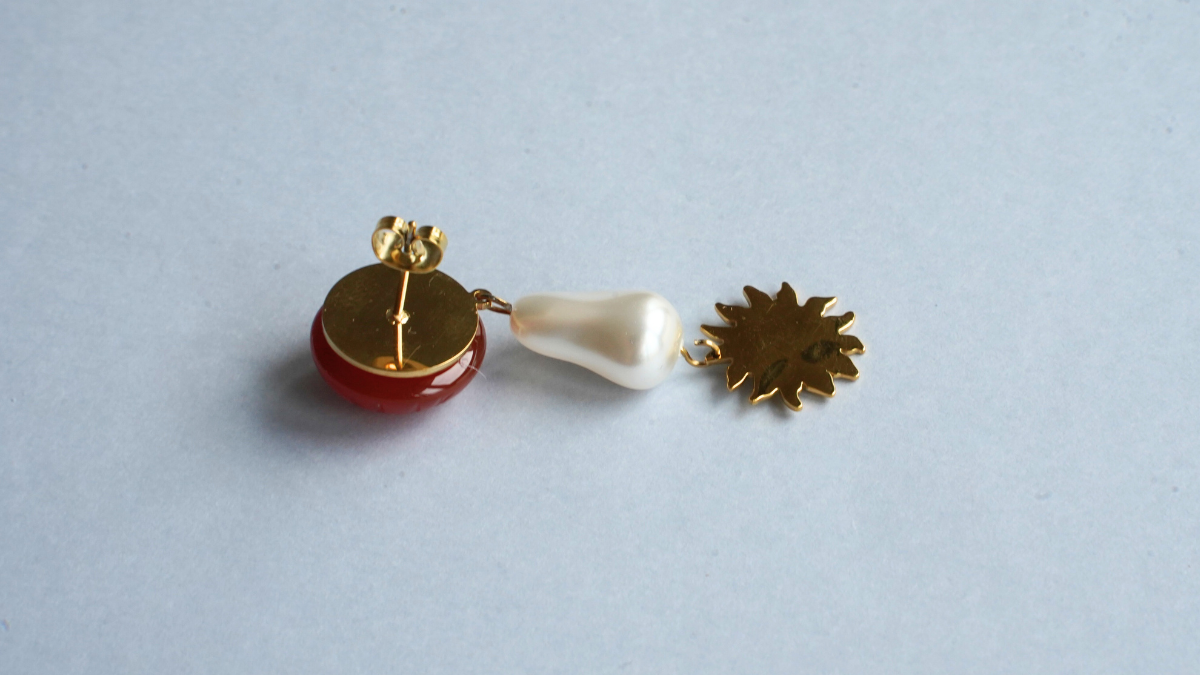 Boucles d'oreilles asymétriques en cornaline et nacrée Swarovski : Etape 4