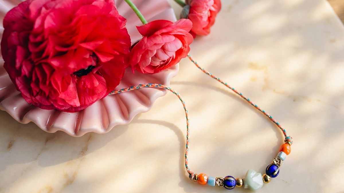 Schéma Collier cordon avec perles multicolores