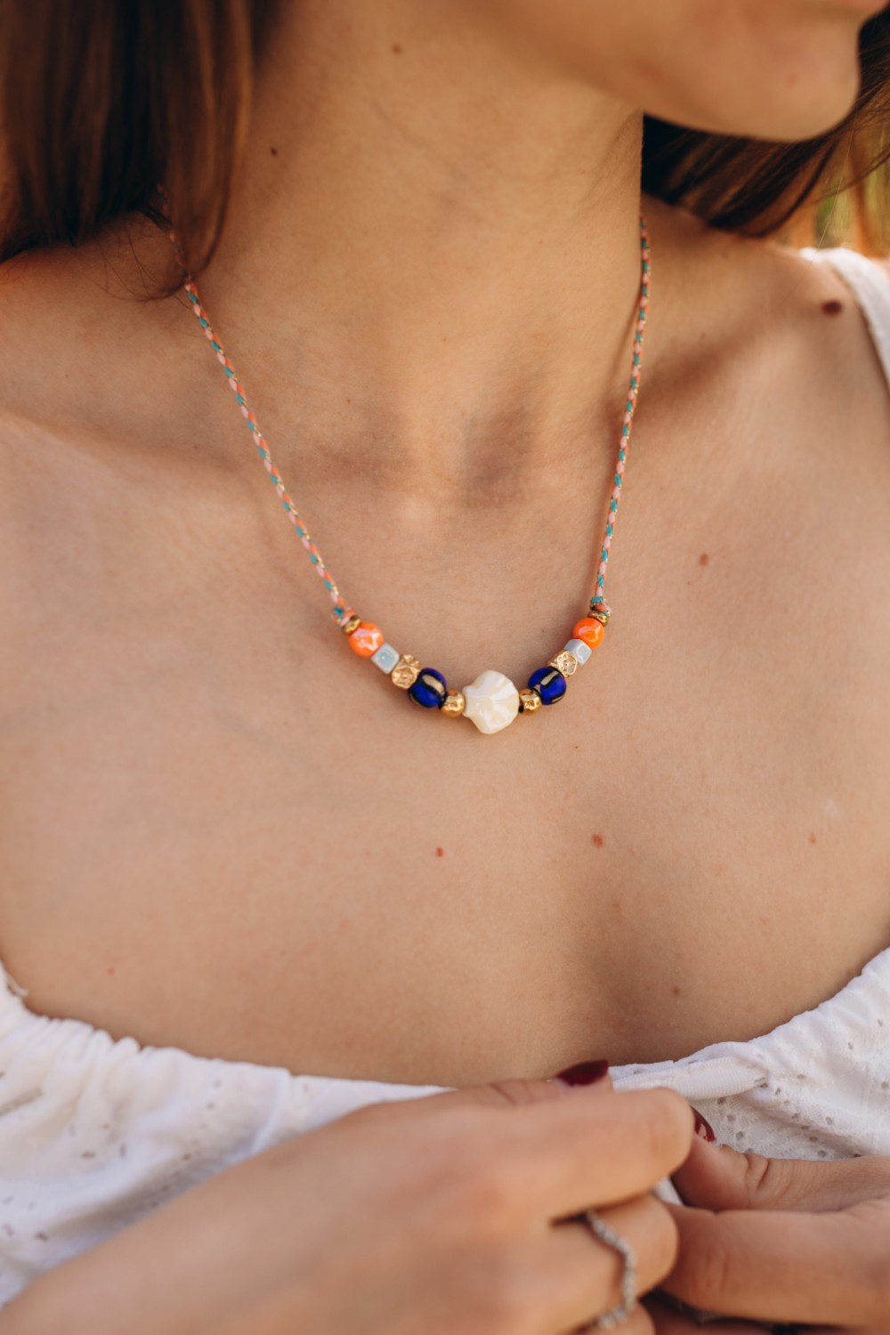 Schéma Collier cordon avec perles multicolores