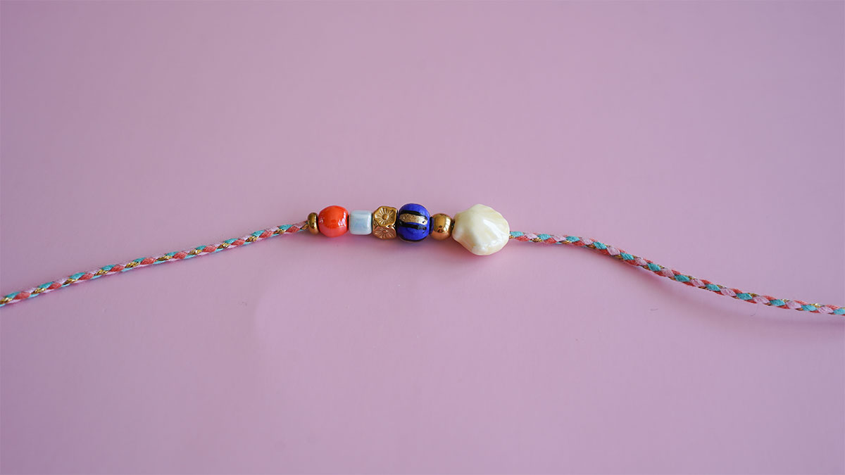 Collier cordon avec perles multicolores : Etape 2