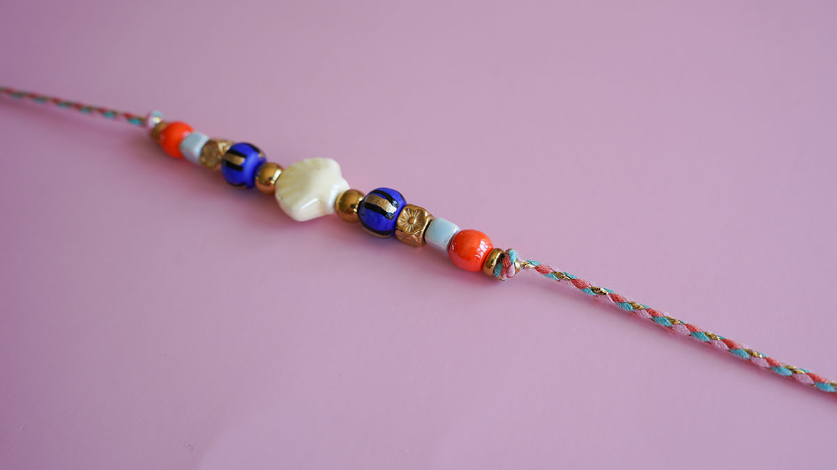 Collier cordon avec perles multicolores : Etape 3