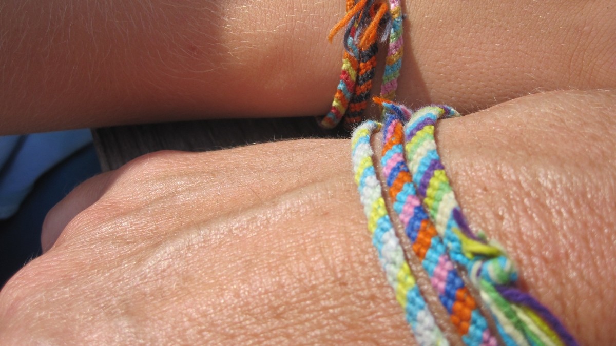 Bracelet brésilien facile avec un motif rayures Bracelet brésilien facile avec un motif rayures