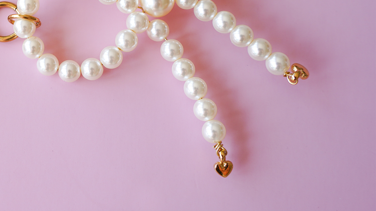 DIY bijou de sac fête des mères : porte-clé nœud en perles nacrées et lettres : Etape 9