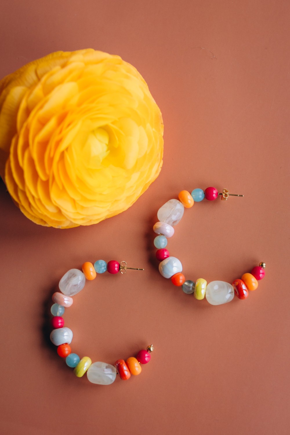 Boucles d'oreilles avec mix de perles colorées