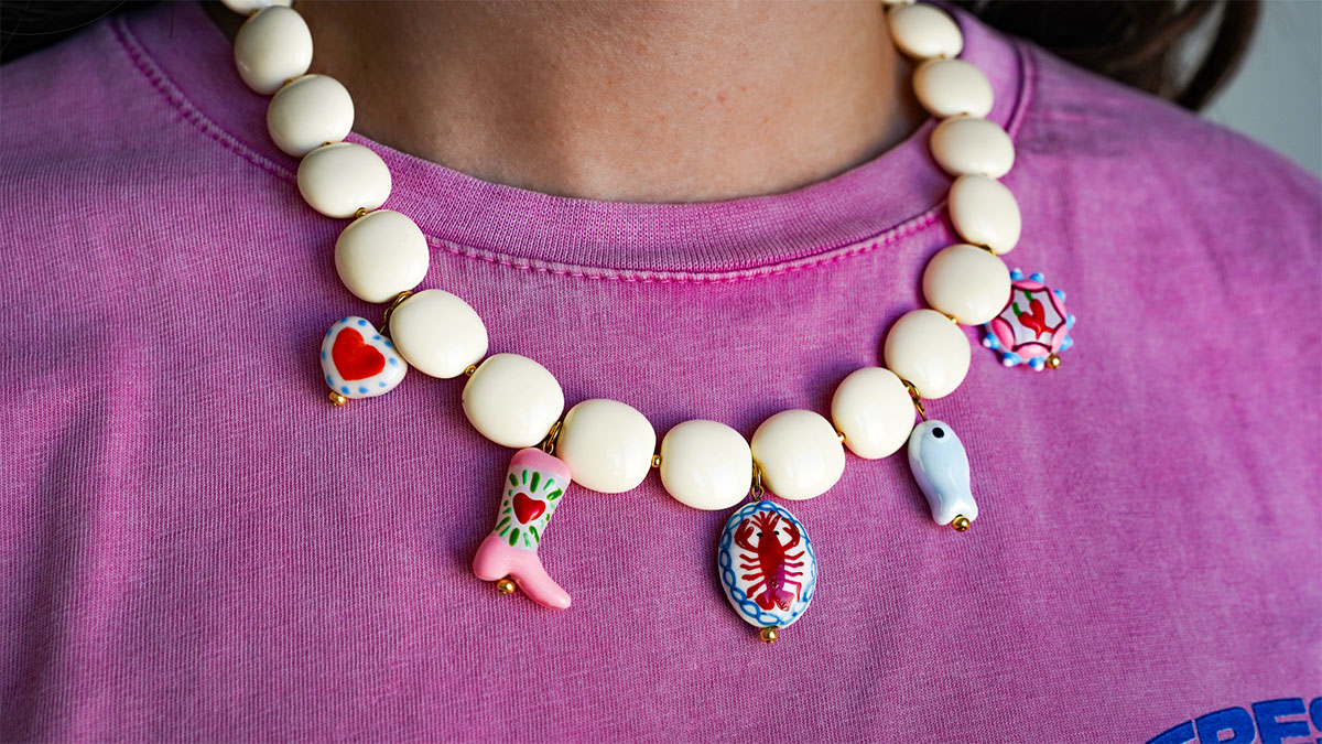 Collier en perles résines opaques et pendentifs colorés