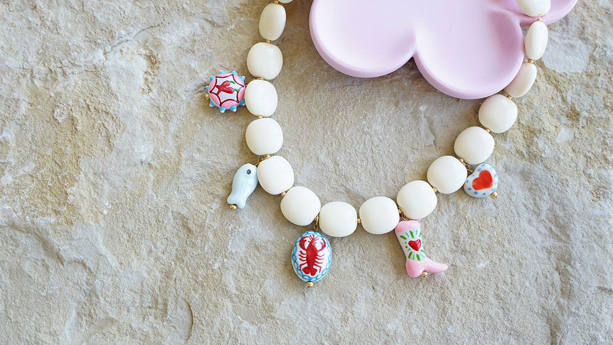 Schéma Collier en perles résines opaques et pendentifs colorés