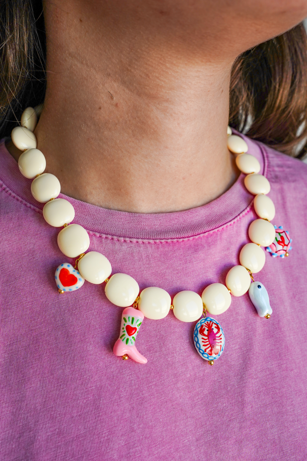 Schéma Collier en perles résines opaques et pendentifs colorés