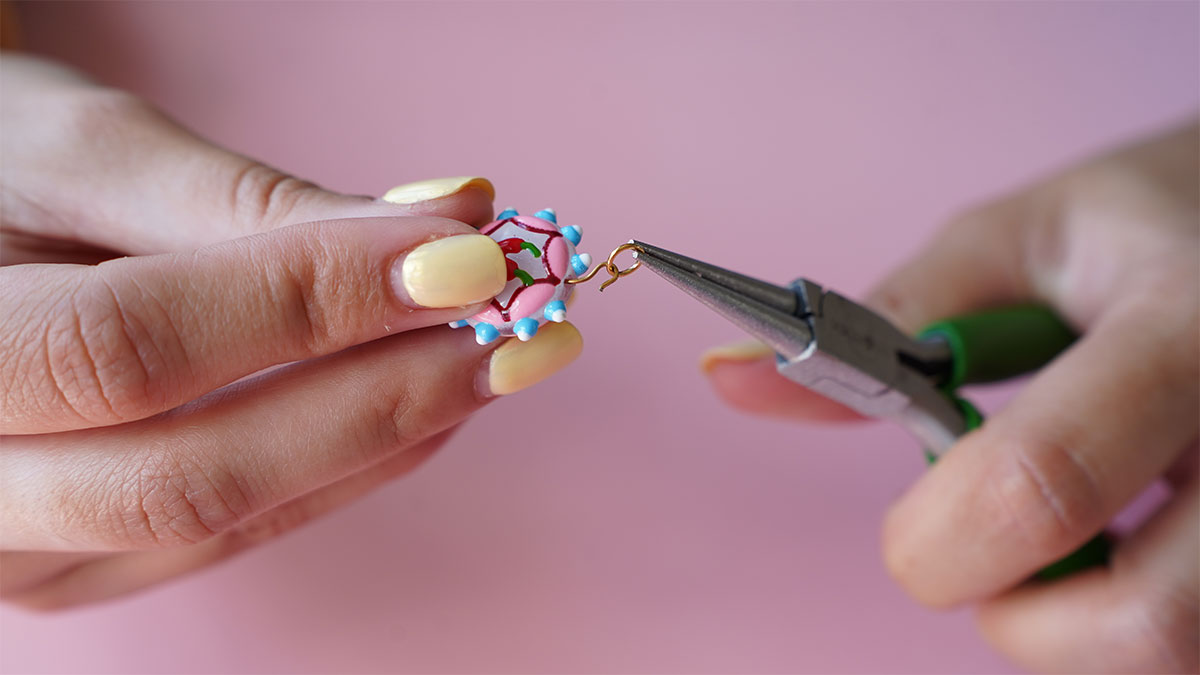 Collier en perles résines opaques et pendentifs colorés : Etape 3