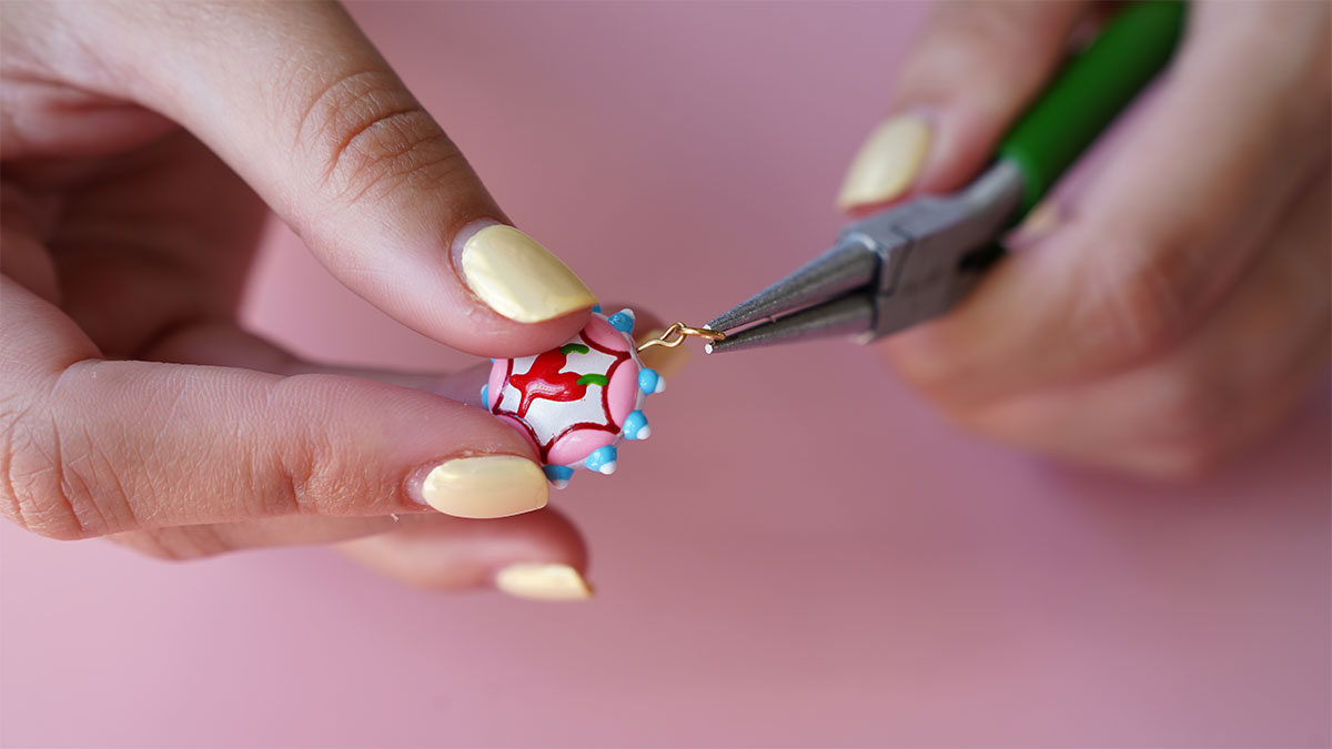 Collier en perles résines opaques et pendentifs colorés : Etape 4